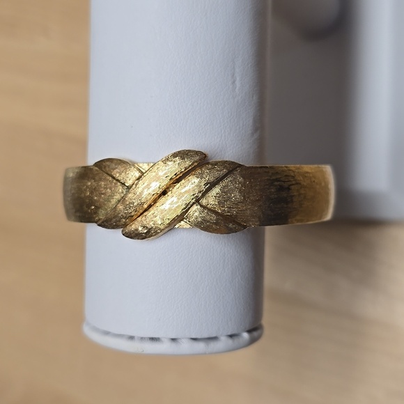 {Monet} Women’s Gold Color Cuff Style Bracelet Classic 1970s Gold Hinged Clamper - Picture 1 of 6